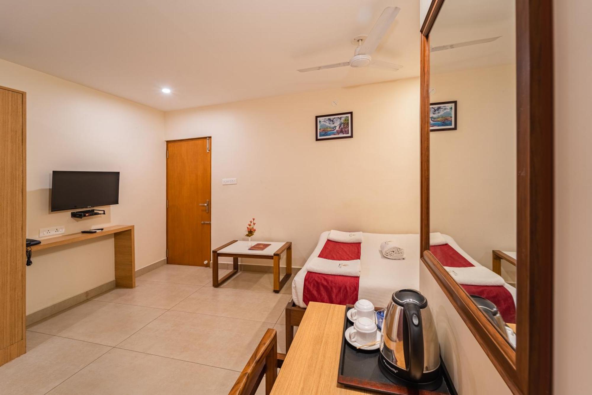 Hotel VI Park - City Centre Puduccseri Kültér fotó