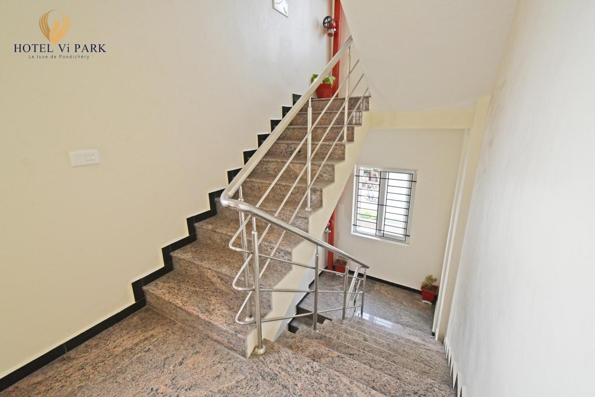 Hotel VI Park - City Centre Puduccseri Kültér fotó