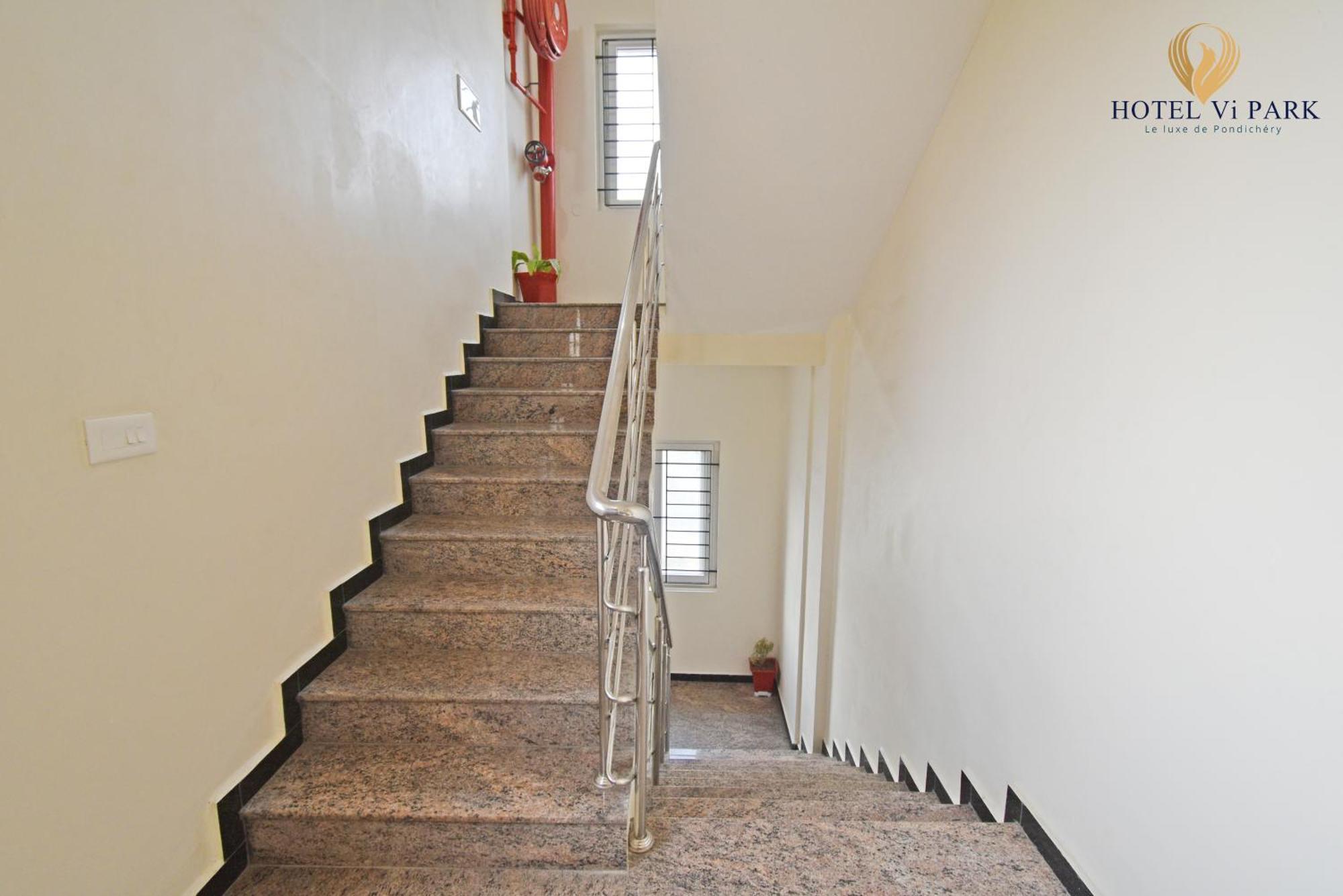 Hotel VI Park - City Centre Puduccseri Kültér fotó